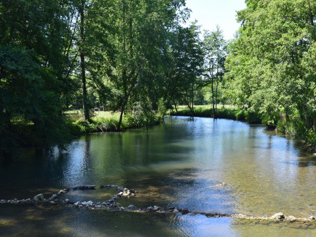 Vue sur le pont de Sainte-Neomaye, direction La crèche