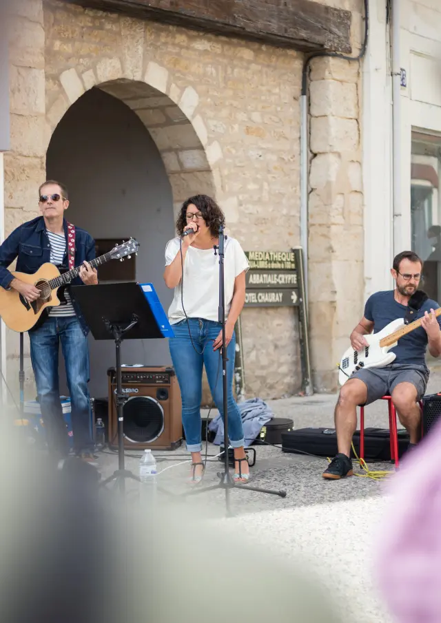 Animation dans les rues de Saint-Maixent-l'Ecole.