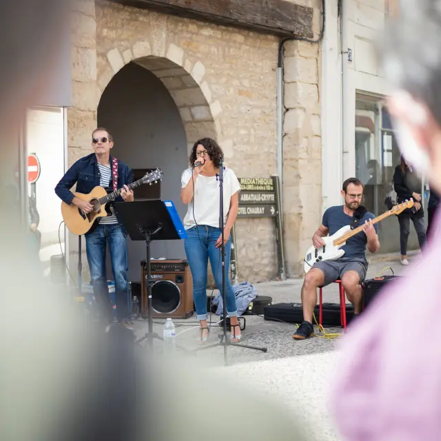 Animation dans les rues de Saint-Maixent-l'Ecole.