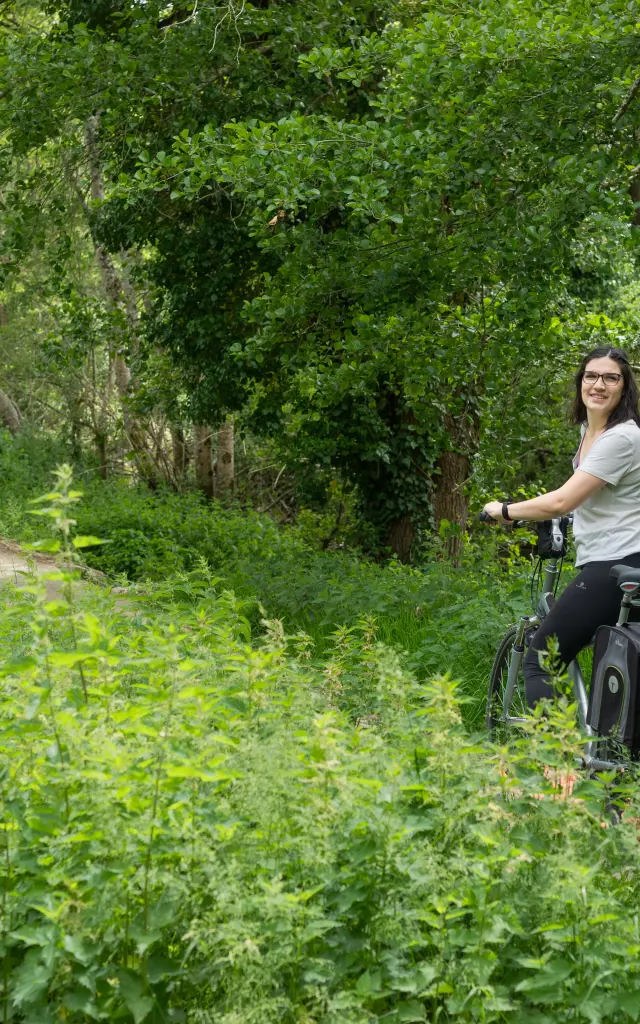 Un couple faisant du vélo en pleine nature.