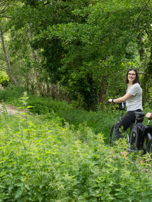 Un couple faisant du vélo en pleine nature.