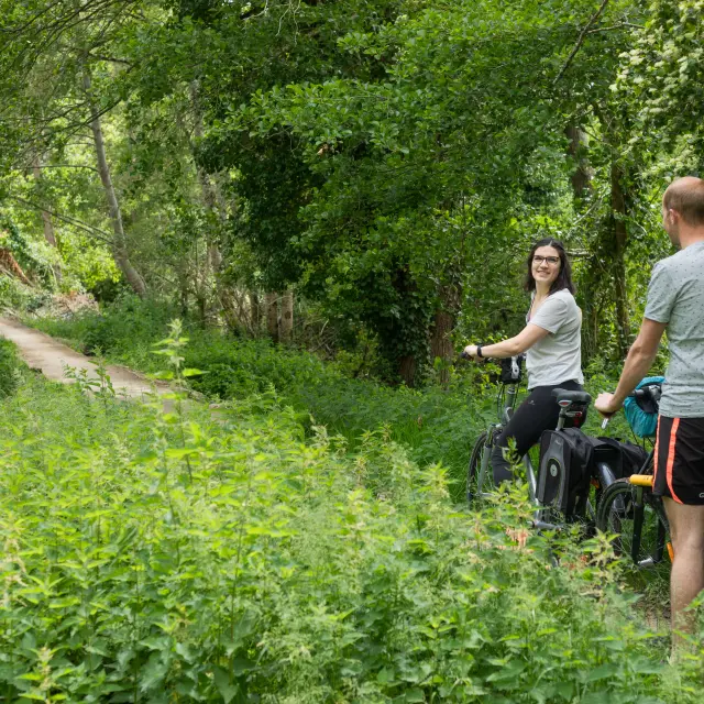 Un couple faisant du vélo en pleine nature.