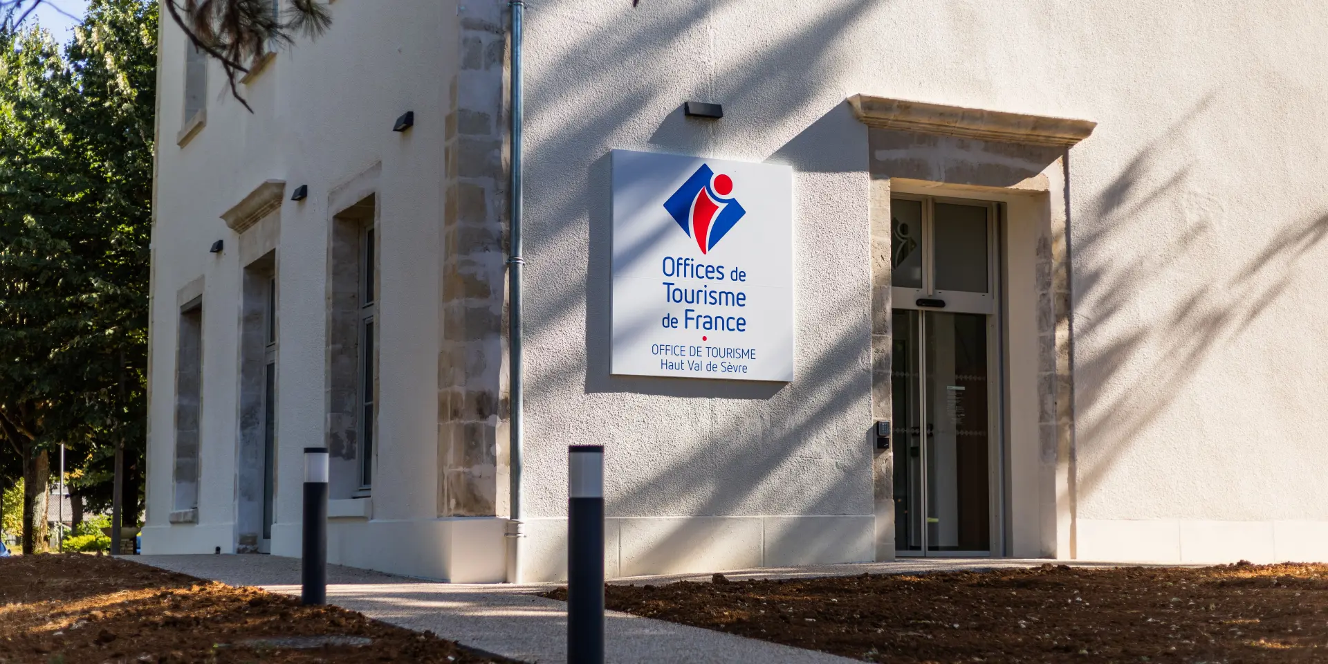 Façade de l'Office de Tourisme du Haut Val de Sèvre.