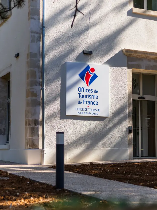 Façade de l'Office de Tourisme du Haut Val de Sèvre.