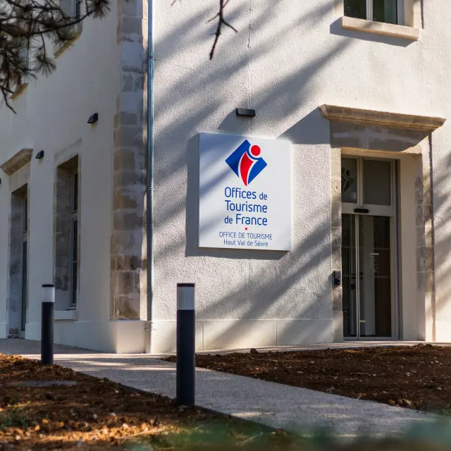 Façade de l'Office de Tourisme du Haut Val de Sèvre.