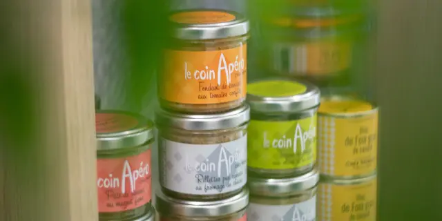 Produits de la boutique de l'Office de Tourisme du Haut Val de Sèvre.