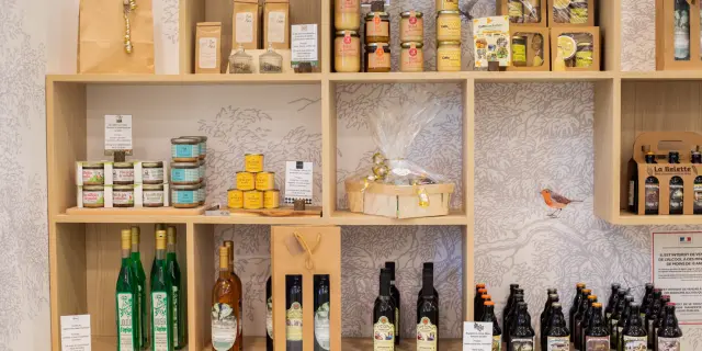 Produits de la boutique de l'office de tourisme du Haut Val de Sèvre.
